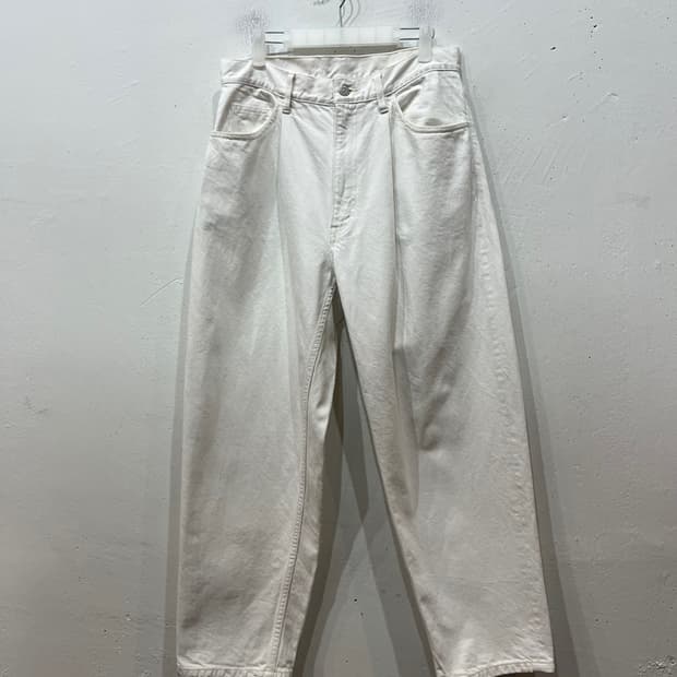 BEAMS 빔즈 테이퍼드 화이트 원턱 데님패츠