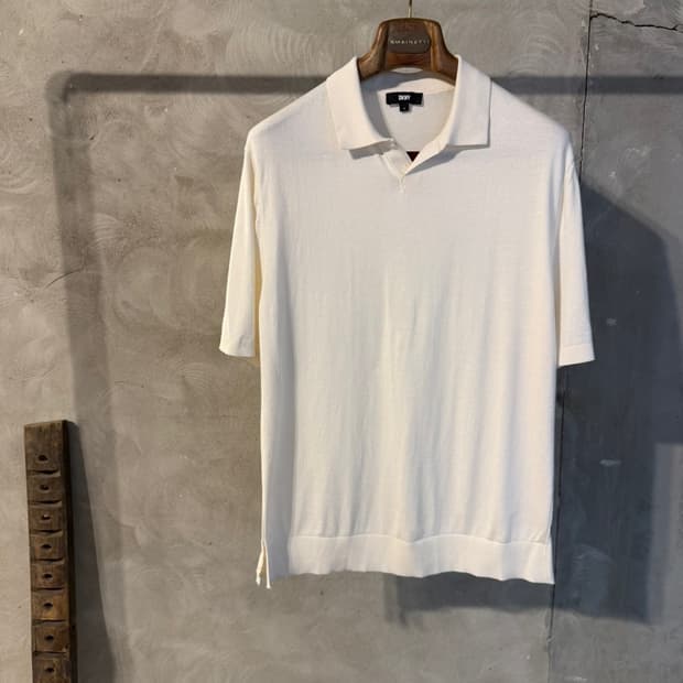 DKNY 오픈칼라넥 니트 100
