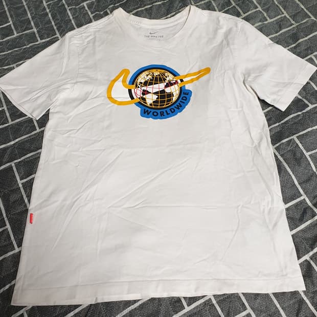 나이키 NSW 스우시 월드와이드 반팔티 (M)