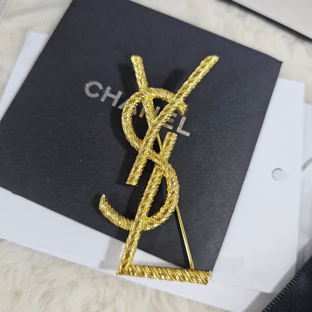 입생로랑 골드 업사이클링 브로치