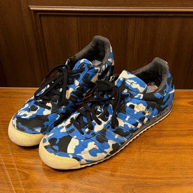 아디다스 블루 카모 스니커즈