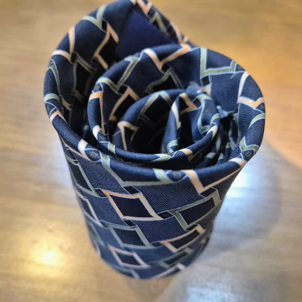 스퀘어 패턴 실크 타이