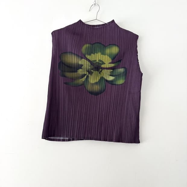 Front flower pleats sleeveless / plum