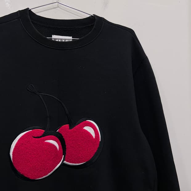 키르시 체리 플리스로고 오버핏 기모 맨투맨