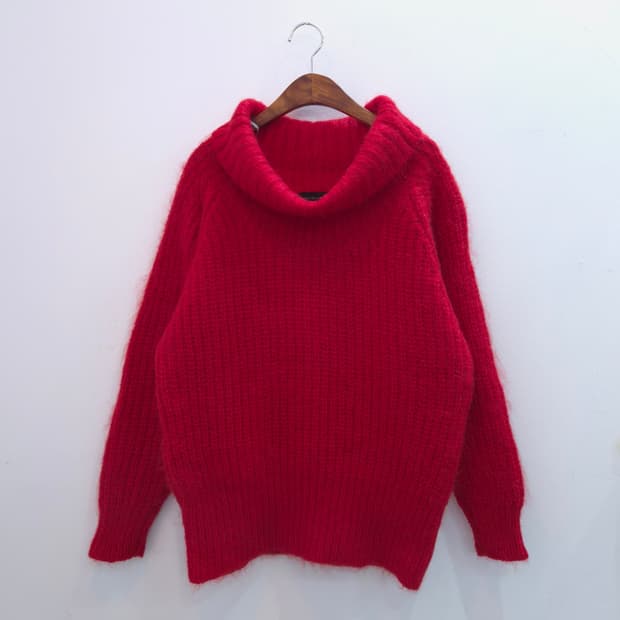 레드 울 벌키 오프넥 루즈핏 니트 스웨터