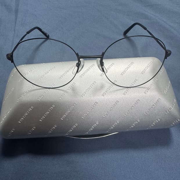발렌시아가 안경테