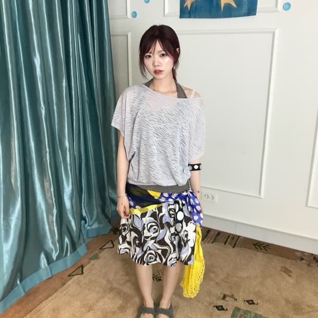 드레이프  실루엣과 강한 패턴믹스와 컬러 포인트가 매력있는~ 키치룩🎵