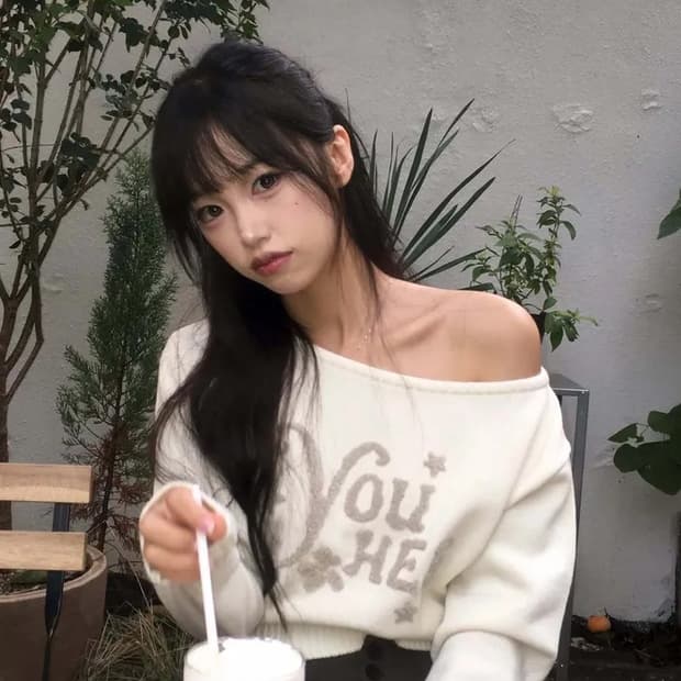 유희 솔로지옥 김고은 오프숄더 니트 아이보리 팝니다! (착용 1회)