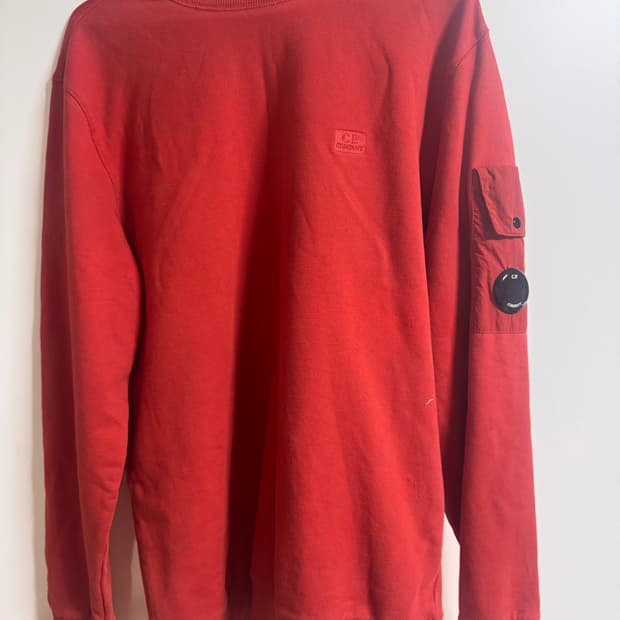 C.P. Company 렌즈 맨투맨 레드