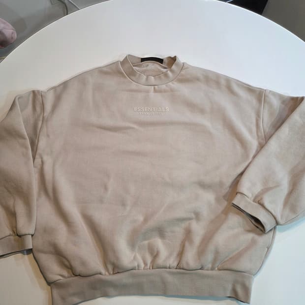 피오갓 에센셜  맨투맨  M사이즈 판매해요