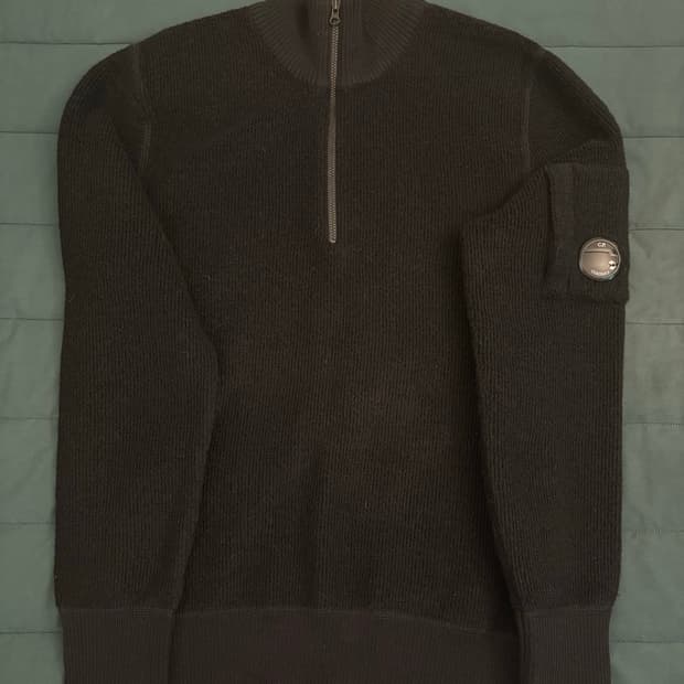 C.P.Company 블랙 반집업 니트