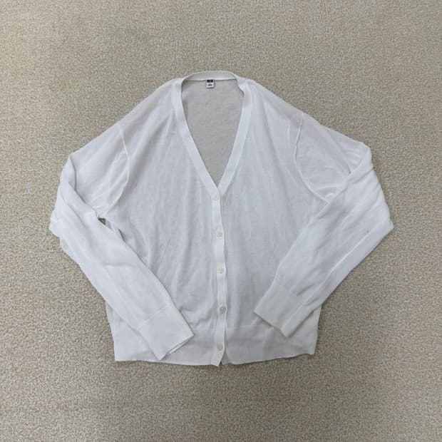 L 유니클로 화이트 컬러 브이넥 가디건 0210T