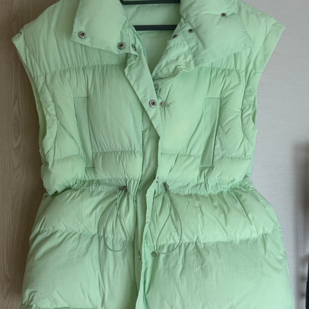 민트색 패딩 조끼