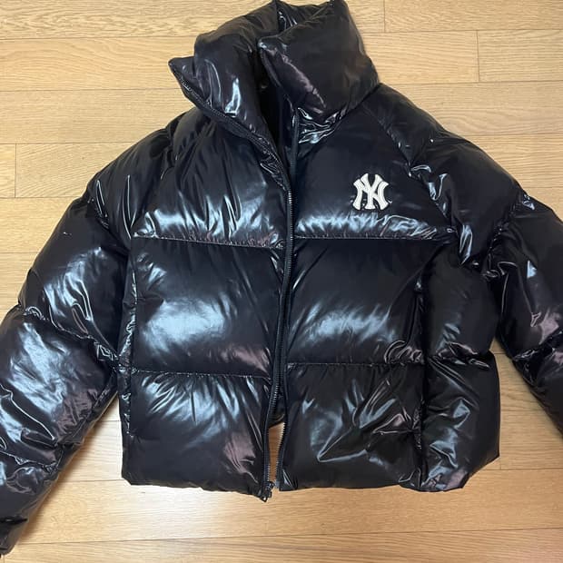 mlb 유광 커브 크롭 패딩