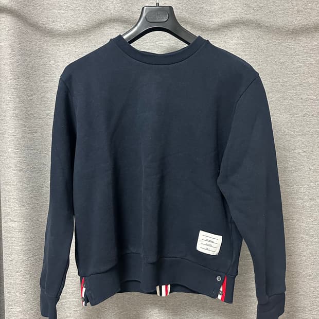 톰브라운 백삼선 맨투맨 네이비 (3)