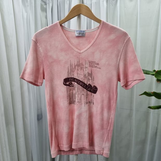 니콜 클럽 빈티지 프린트 브이넥 반팔 티셔츠 1959