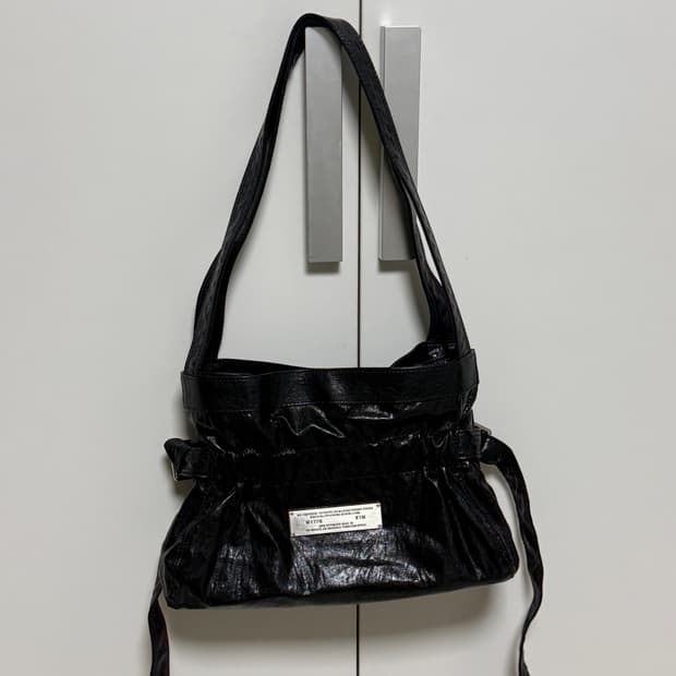 마뗑킴 포우 레더 씨쉘 미니백