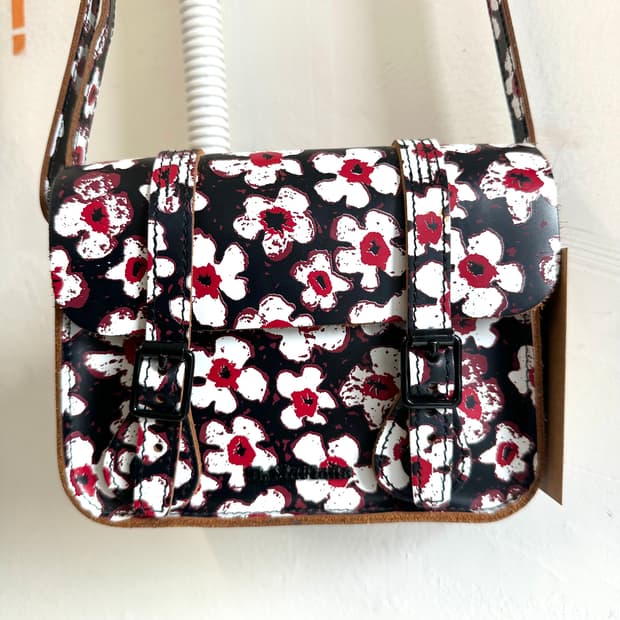 닥터마틴 플라워 프린팅 레더 사첼백