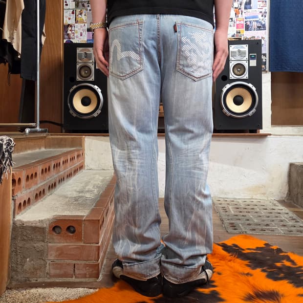 에비수 포켓 프린팅 연청 워싱 데님 팬츠