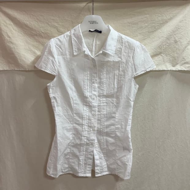 Brandy Melville 화이트 반팔 셔츠 (슬림핏)