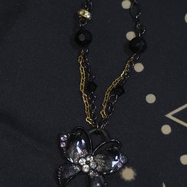 ANNA SUI 블랙 글리터 나비목걸이