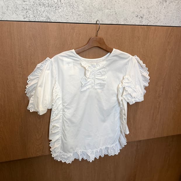 빈티지 반팔 블라우스 펀칭 레이스 프릴 퍼프 소매 디테일 화이트
