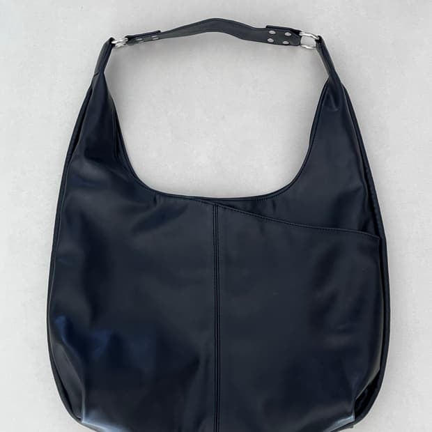 여밈 medium slash hobo bag (black)