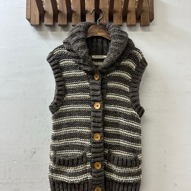 헤비울 우드단추 스트라이프 숄카라 니트 베스트