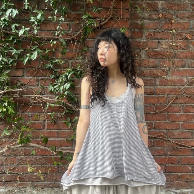 줄무늬 레이어드 민소매 미디 원피스