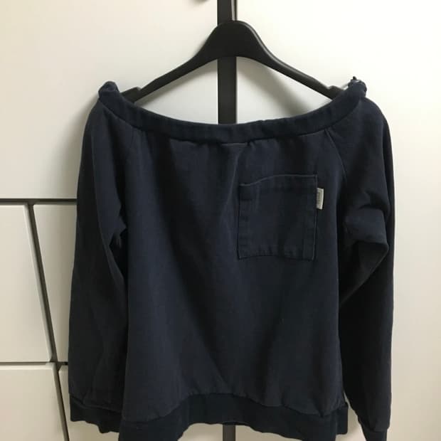 페스토 오프숄더 맨투맨