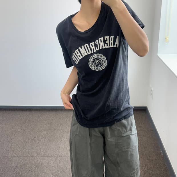 Abercrombie 아베크롬비 스펠아웃 로고 차콜 반팔