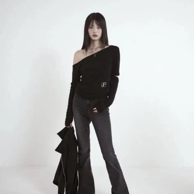 애즈온 shoulder cut out Tee