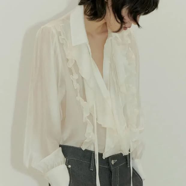 살롱드 서울 러플 페미닌 타이 블라우스 - 아이보리