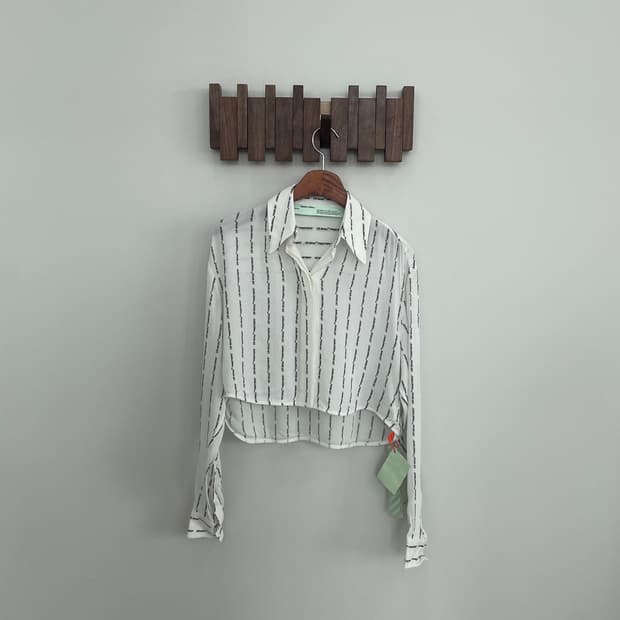 새상품 오프화이트 레터링 크롭 셔츠