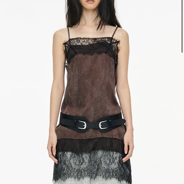 CERRIC LACE SLIP DRESS / BROWN