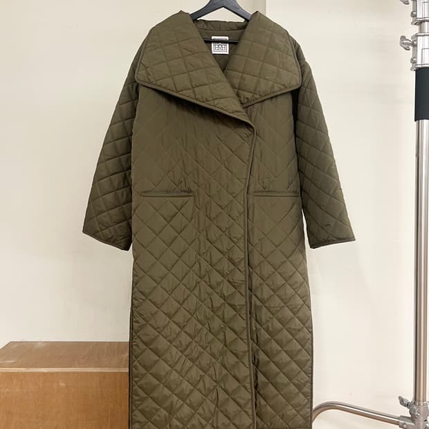 토템 카키 다이아몬드 퀼티드 자켓