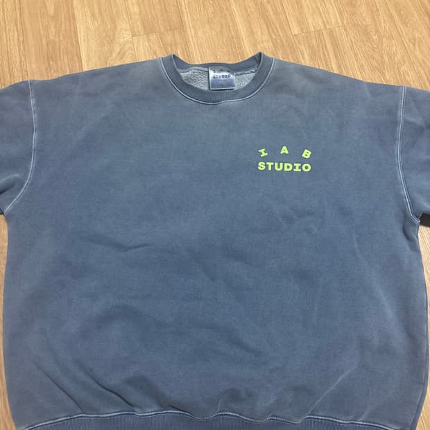 iab 스튜디오 피그먼트 스웨트셔츠 네이비