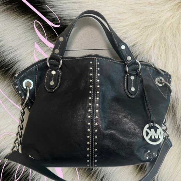 마이클 코어스 스터드 숄더 핸드백