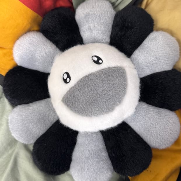 카이카이 키키 플라워 쿠션 30cm 그레이 블랙