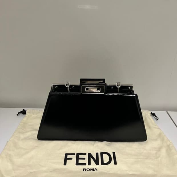 [정품/새상품급] 펜디 피카부 컷 체인 백