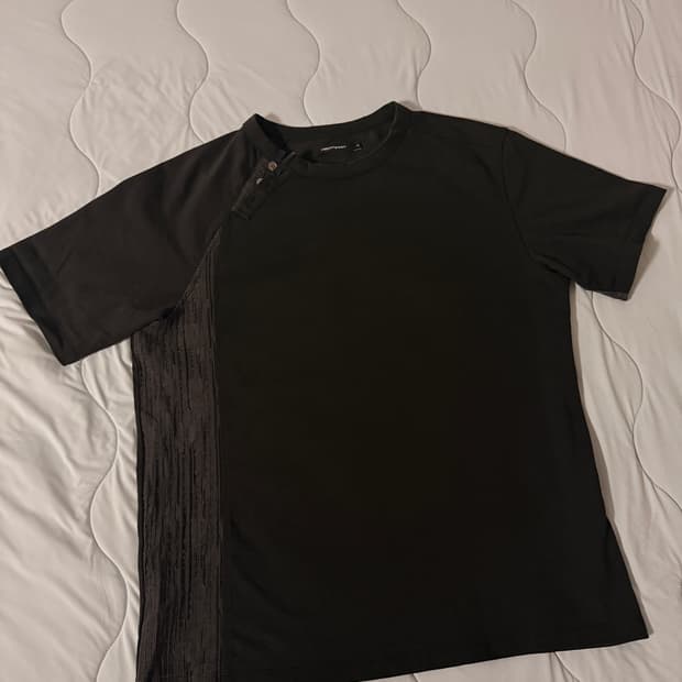(3) 해칭룸 Curved Henley Neck Tee Black
