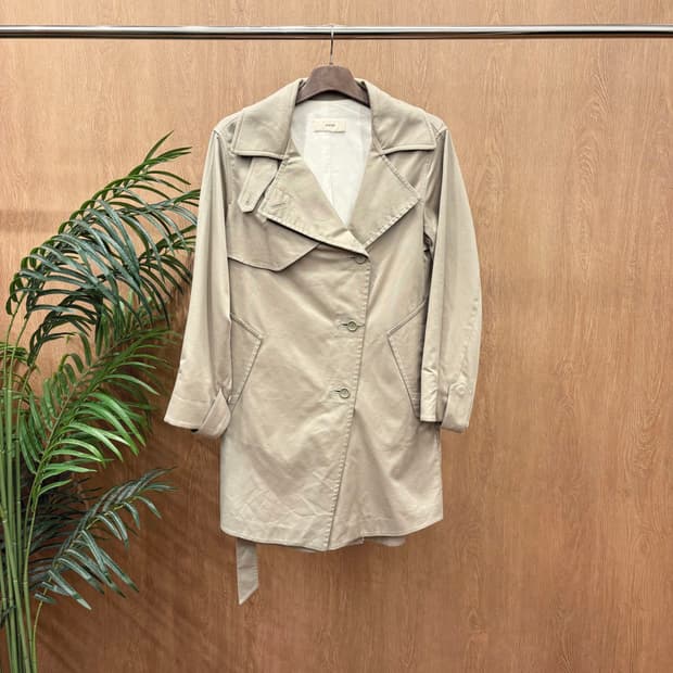 시스템 트렌치 미디 코트 언밸런스 프론트 허리 스트랩 슬릿 디테일 베이지