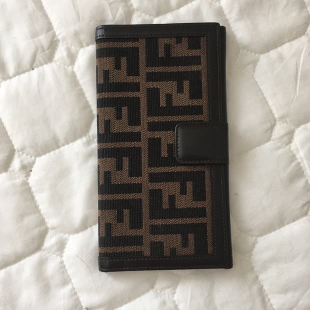 펜디 주카 장지갑 미사용 거의새상품