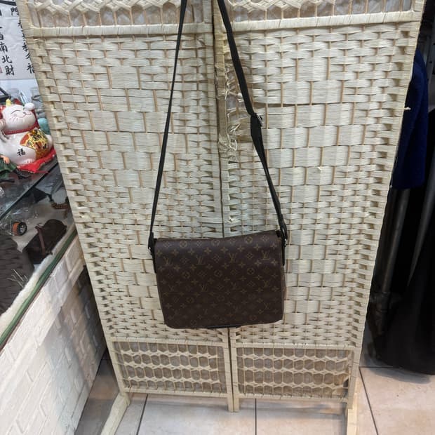 정품 루이비통 디스트릭트 메신저백 팝니다