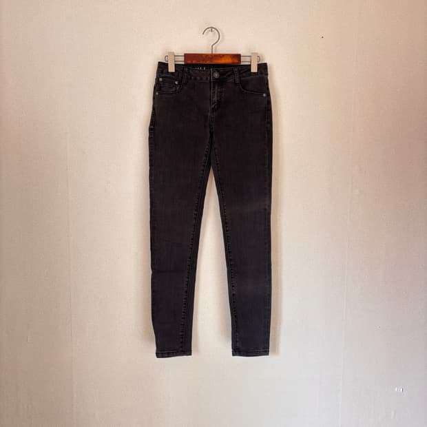 질스튜어트 26 차콜 스키니진 스판 데님 지퍼 페이딩 변색