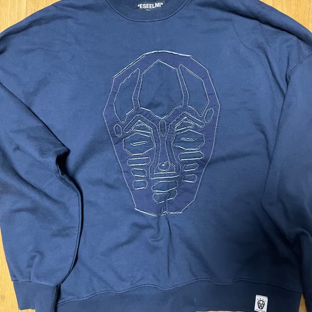 에씰미 앵글런 콜라보 맨투맨