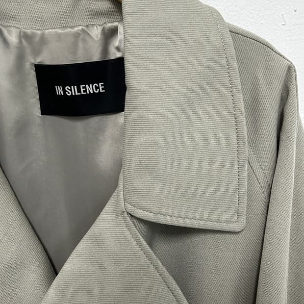 인사일런스 트렌치코트