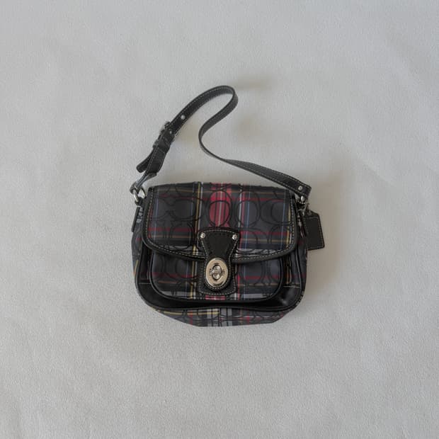 코치(COACH) 턴락 모노그램 체크 숄더백