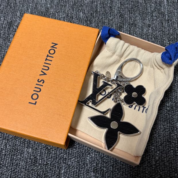 정품) 루이비통 에삐 백참 키링 블랙