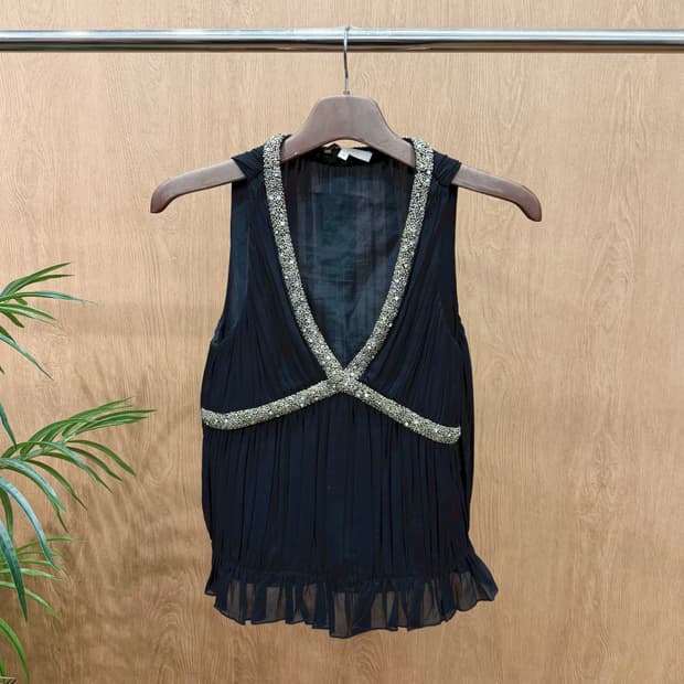 마쥬 슬리브리스 블라우스 브이넥 골드 비즈 트리밍 레이스 디테일 블랙